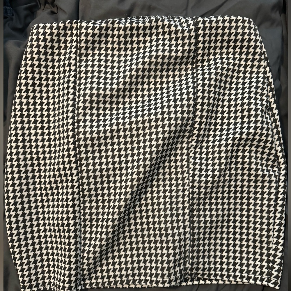 Women’s houndstooth print skirt